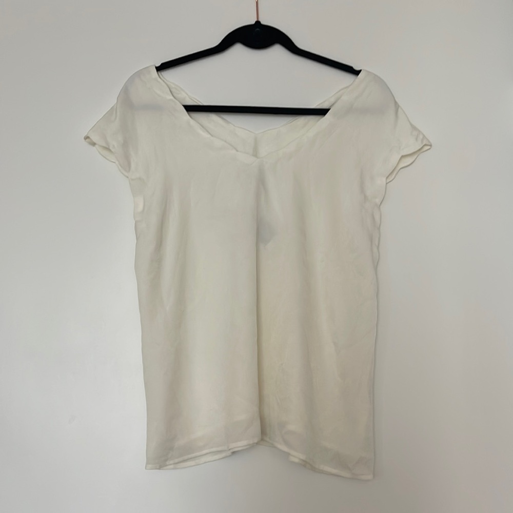 Express NWT off white top slightly scalloped sleeves size Medium M